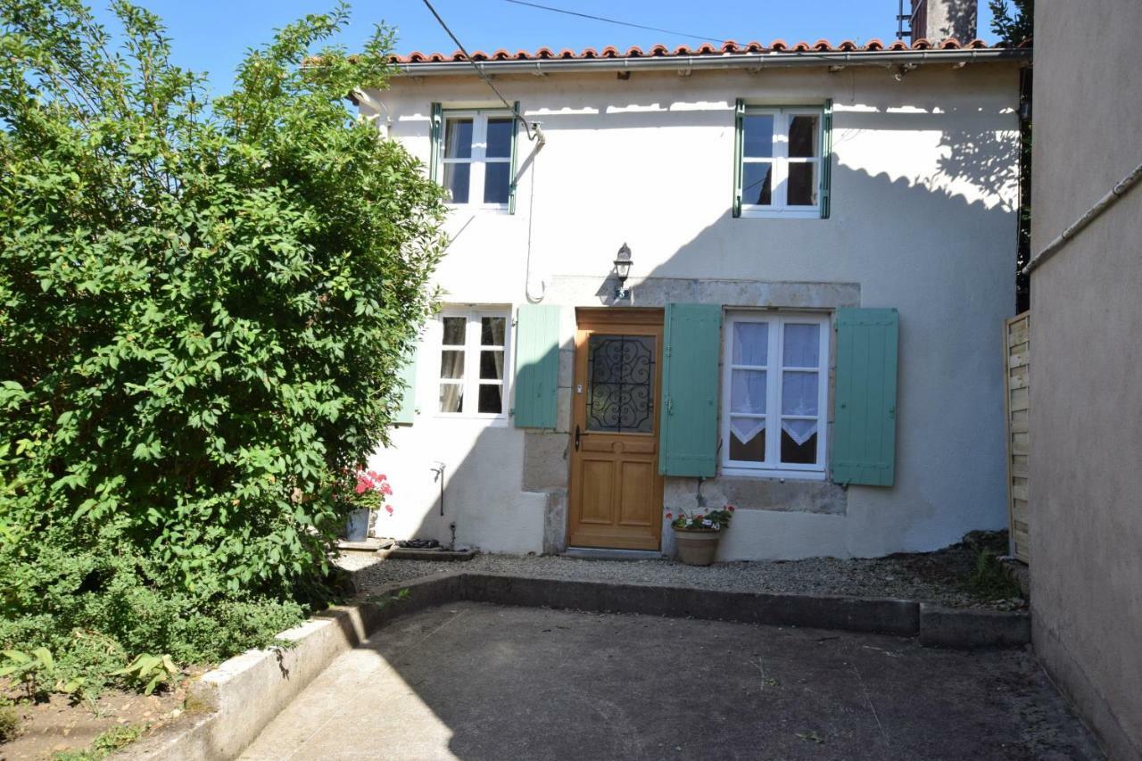 La Maison Muguet Civray  Luaran gambar